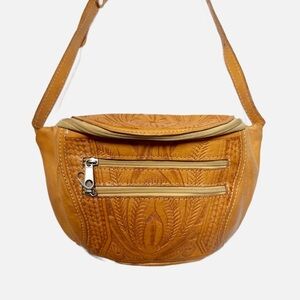 Vintage 1970s hippie bohemian tooled leather fanny pack belt bag crossbody purse